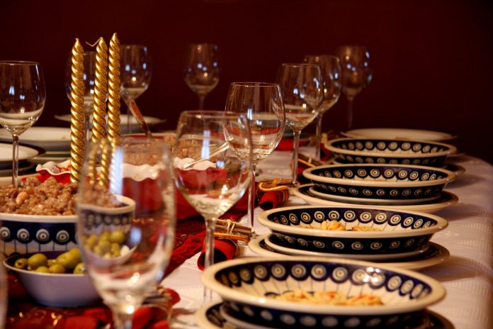 set-holiday-table healthy holiday eating