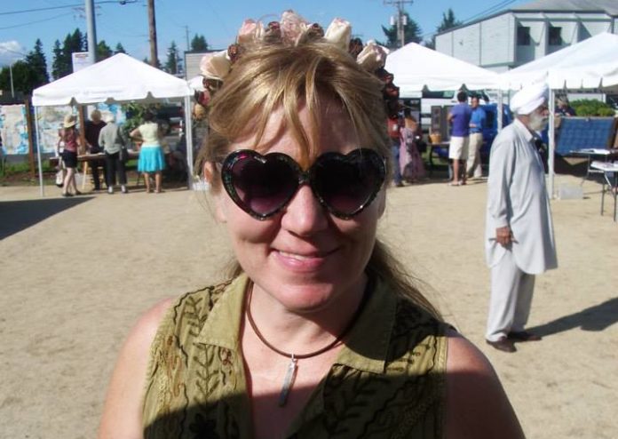 1592f97f8cd5c3---Alicia at the Market