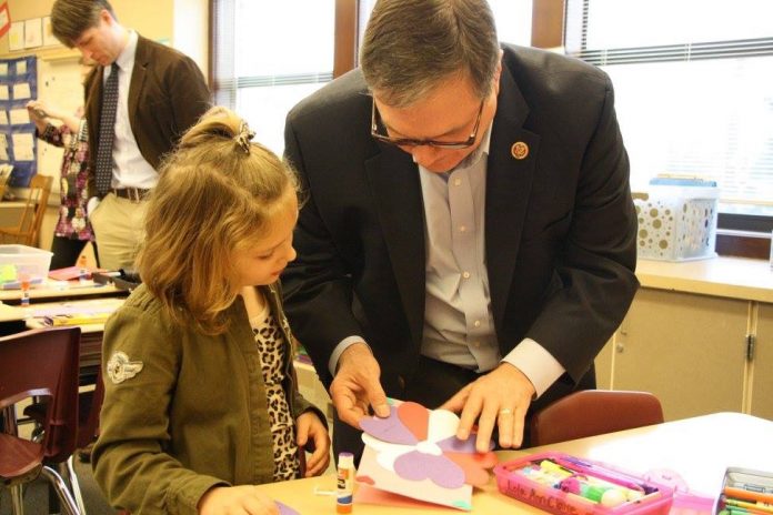 Congressmen Heck Valentines for Veterans