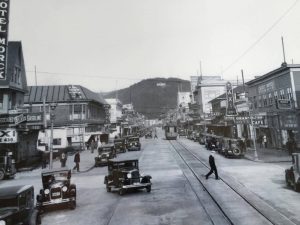 Street cars dirving along streets in downtown Aberdeen