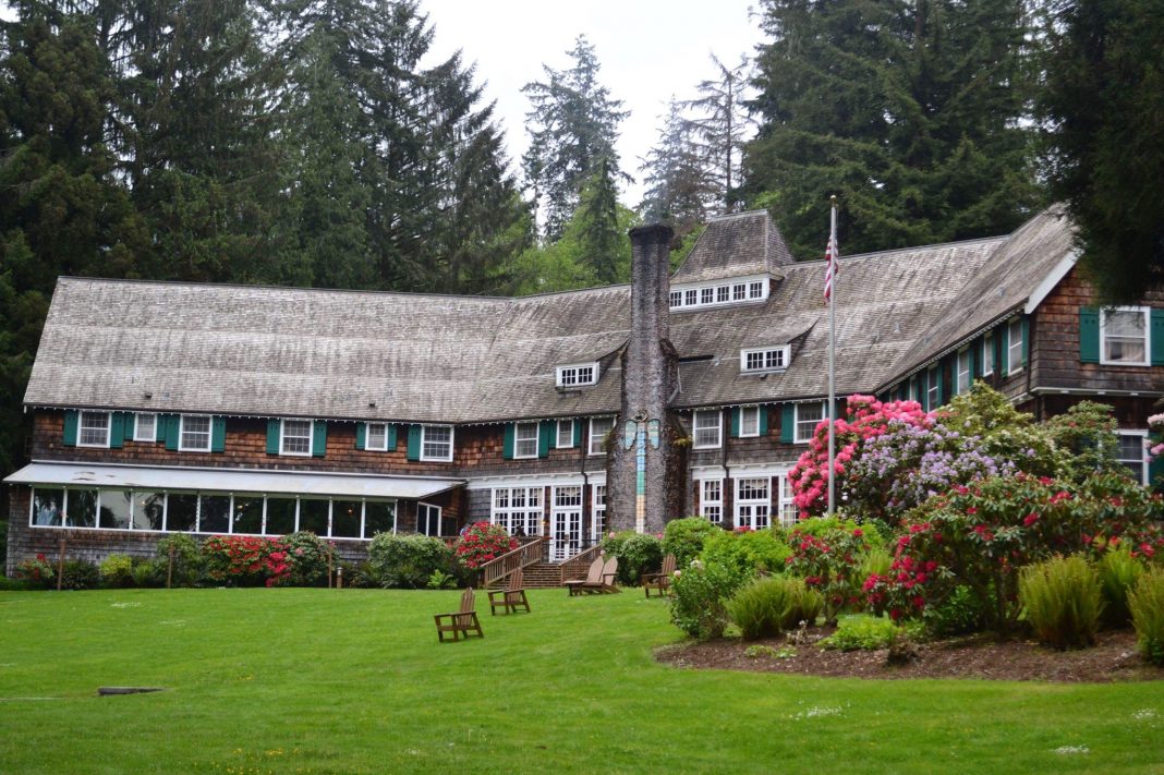 Lake Quinault Lodge outside of the back Lake Quinault Lodge