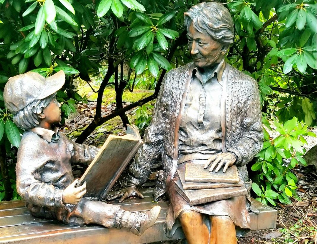 Reading statue outside Lacey Timberland Library