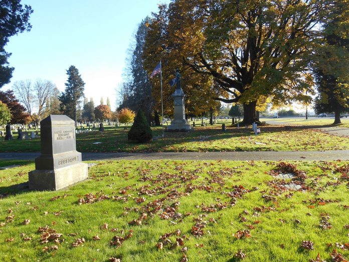 Olympia history-Governor-Cosgrove-grave-and-soldiers-monument
