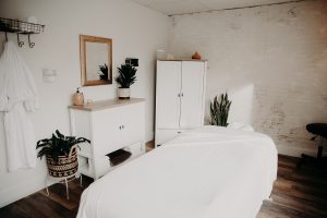 Ballaura massage room in Olympia with white lines, white closet and white dresser