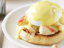 Huevos de cangrejo Benedict en plato blanco