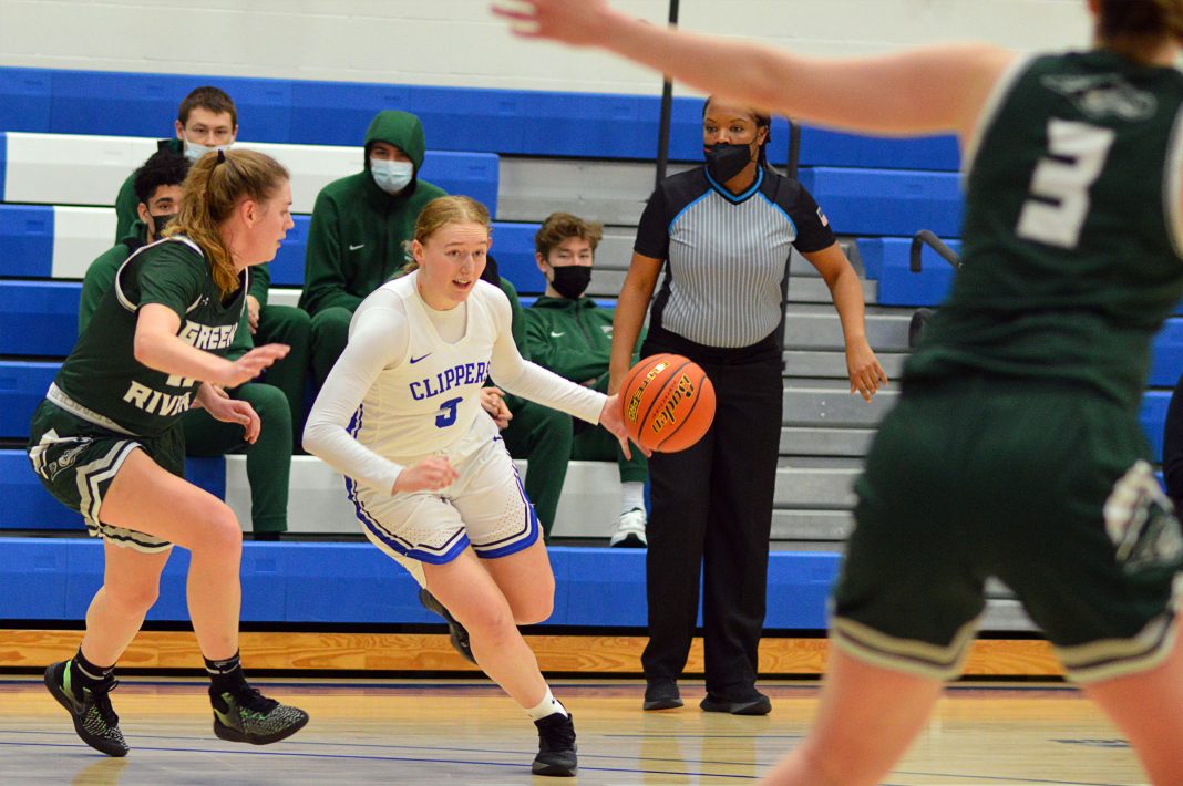 SPSCC Women's basketball dribbling