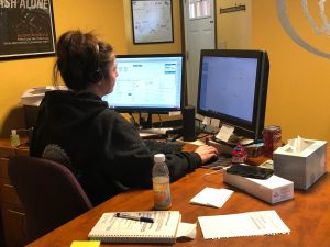 Agent Morales d'Allstate devant son ordinateur