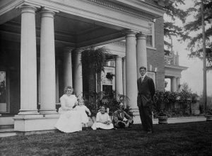 Lizzie Hay et certains de ses enfants devant le manoir du gouverneur.