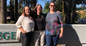 Três dos professores e outros orientam os alunos no The Evergreen State College