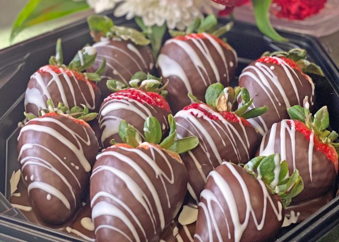Thriftway-Valentines-Day-2023-dipped-strawberry chocolate dipped strawberries on a plate