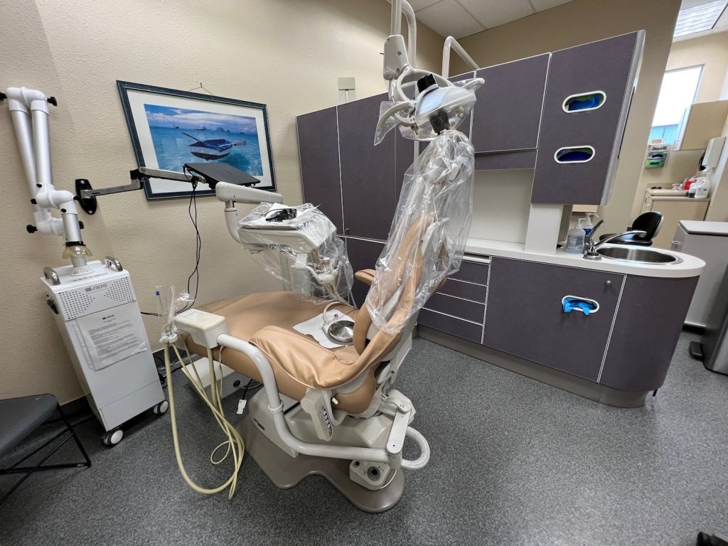 A room with a sorts of dental equipment in it
