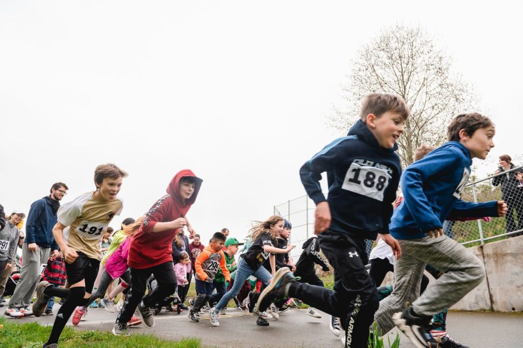 a large group of kids running