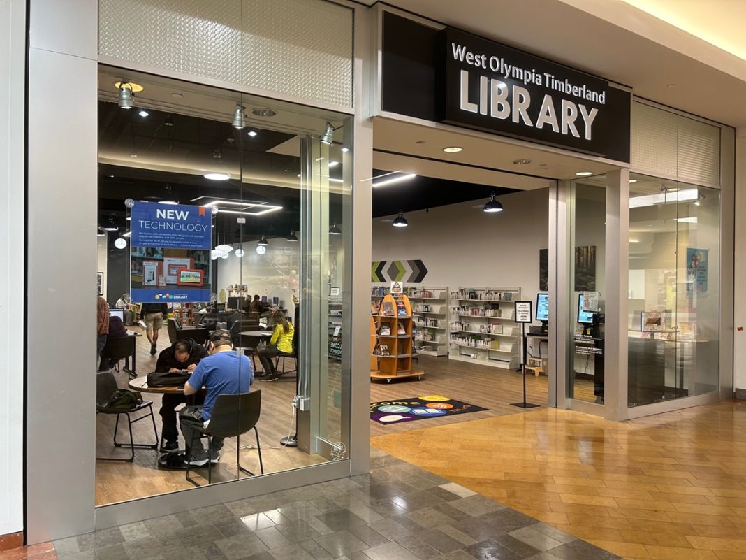 people inside the Library at the Capital Mall reading