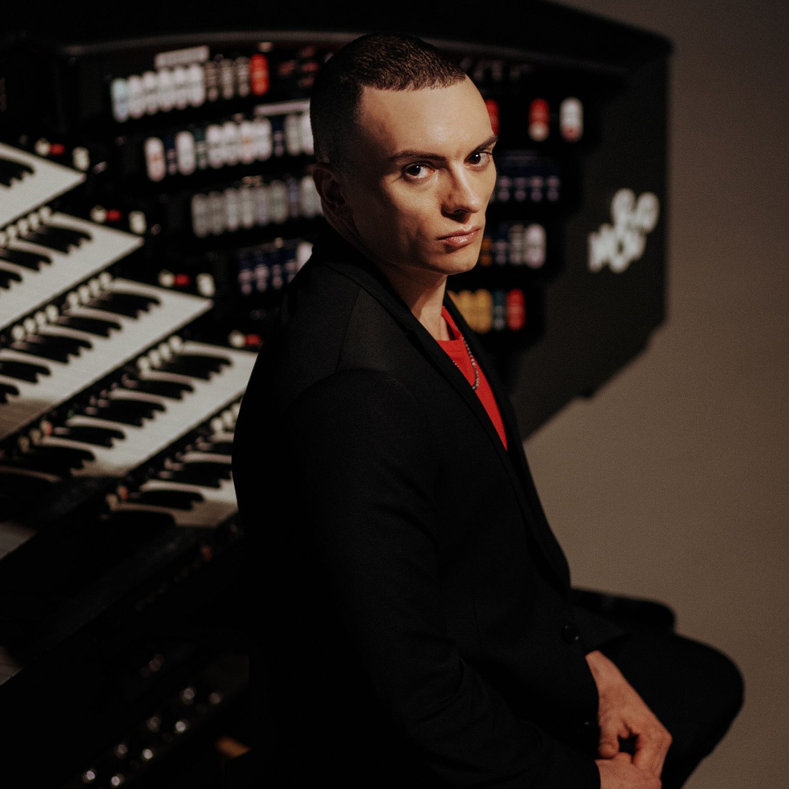 Cameron Carpenter sitting at an organ