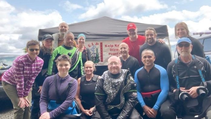 olympia scuba diving club kelp krawlers (5) a group of people posing for a photo, a couple are wearing wetsuits